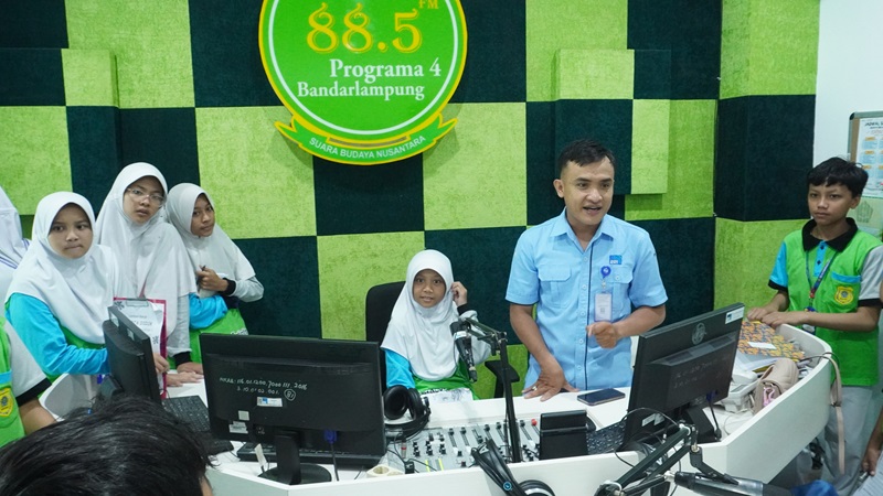 Kunjungi RRI, Siswa Dikenalkan Acara  Siaran Budaya Daerah