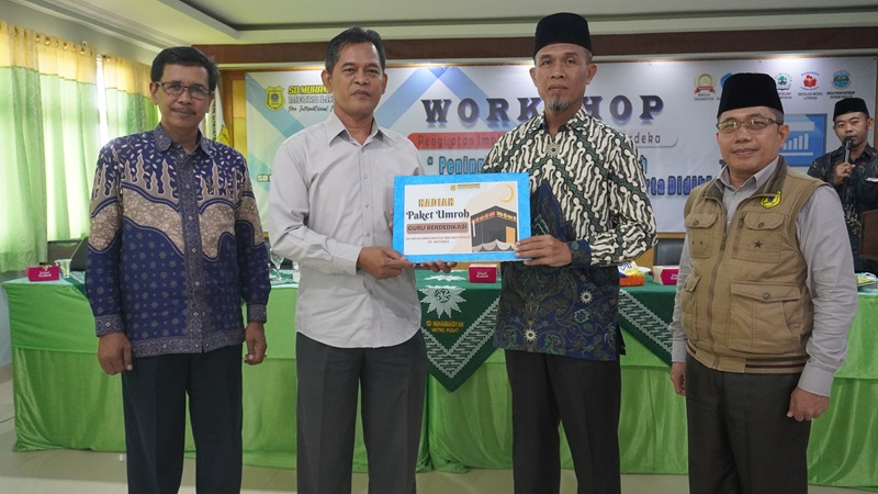 Penghargaan Guru Berdedikasi: Hafidz Al Atho’, Mendapatkan Hadiah Umroh