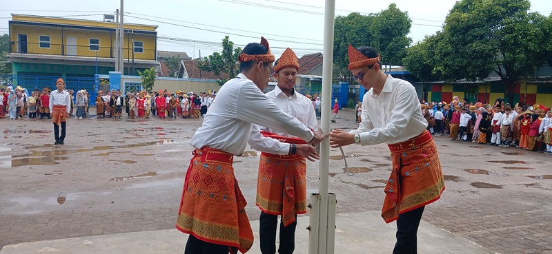 Rayakan Hari Pendidikan Nasional, dengan Upacara Berpakaian Adat