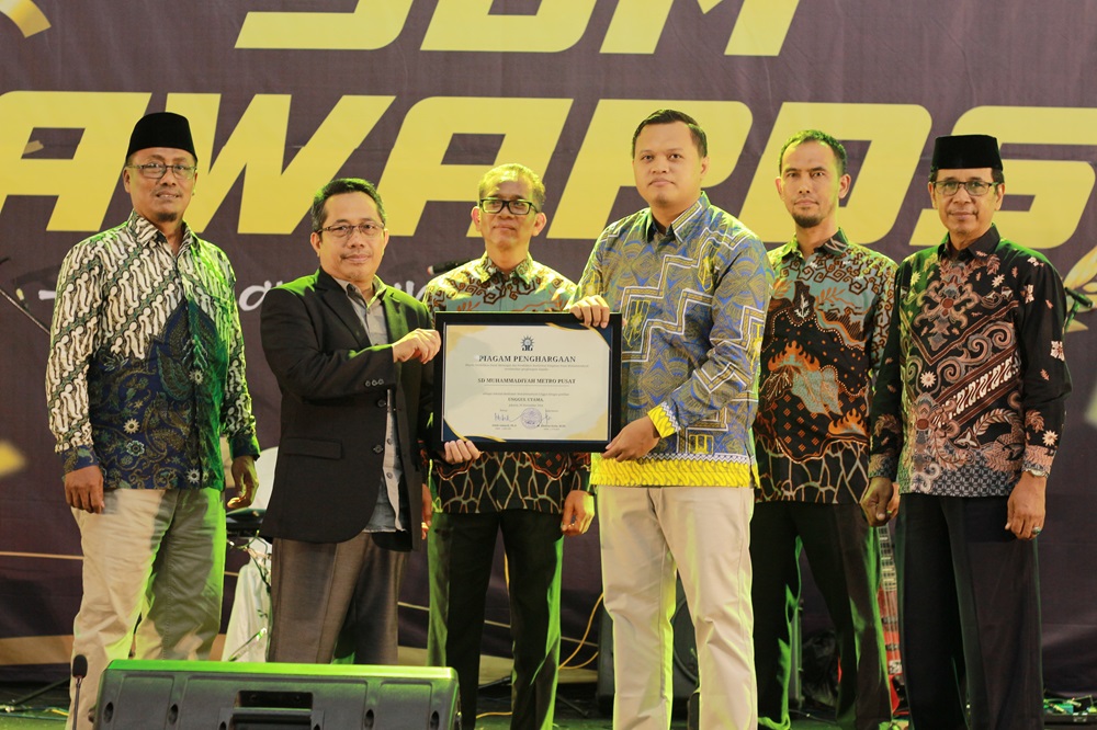Sekretaris Dikdasmen dan PNF PP Muhammadiyah Serahkan Piagam Unggul Utama Pada Momen SDM Award 2025