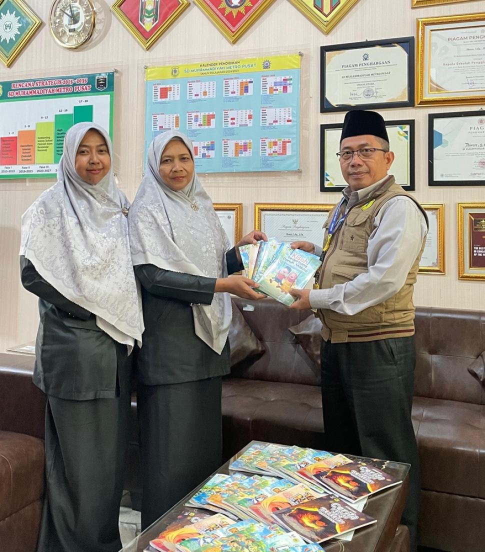 Kepala Sekolah Terima 7 Buku Antologi Karya Siswa Kelas 2