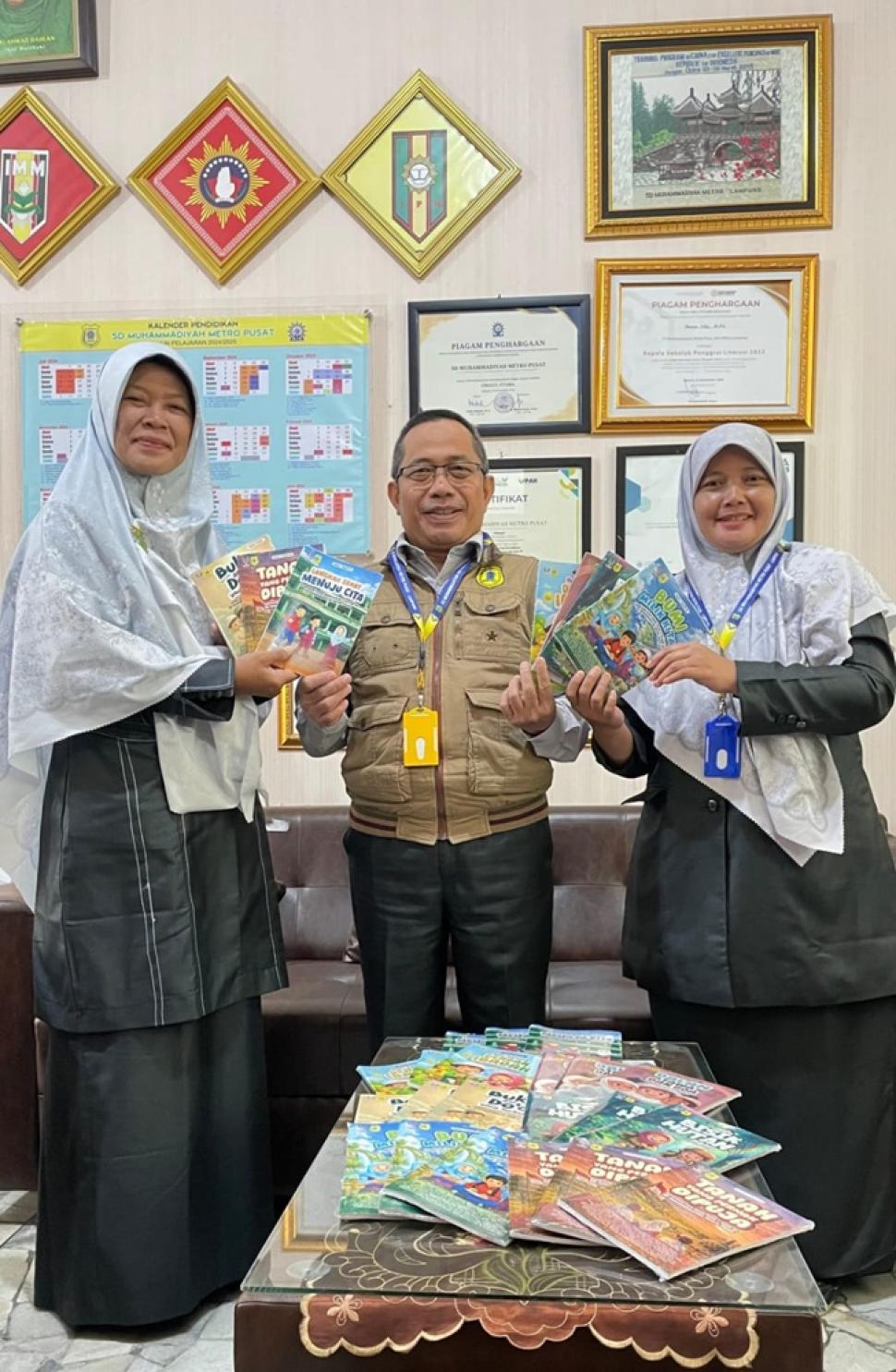 Kepala Sekolah Kembali Terima Buku Antologi Karya Siswa Kelas 3