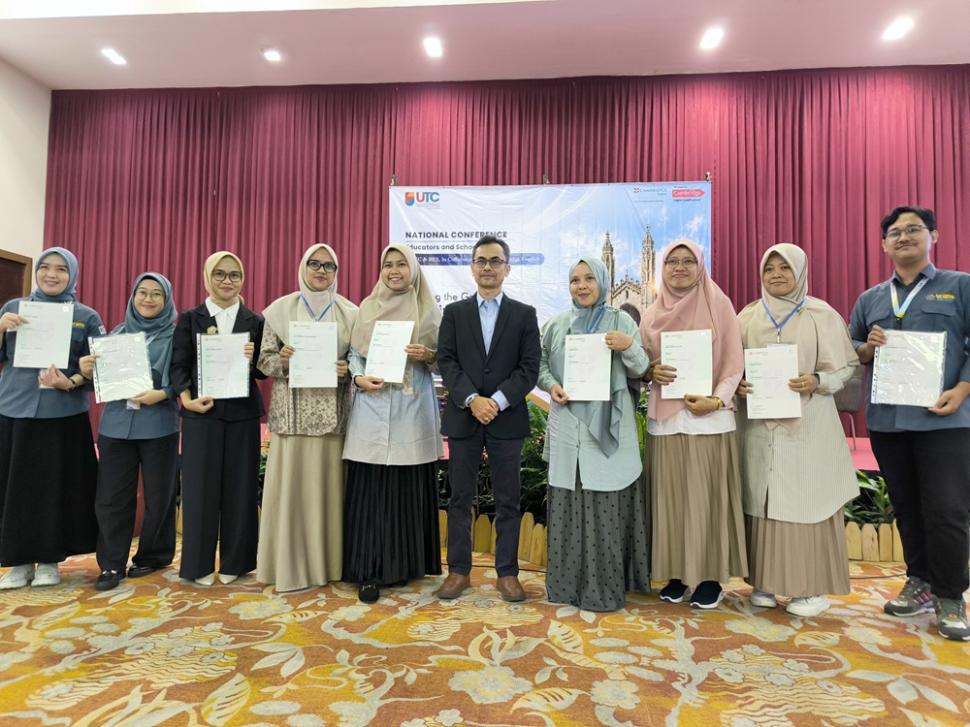 Guru dan Siswa Raih Sertifikat Cambridge English pada Seminar Nasional